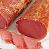 Gerookte bacon versneden