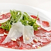 carpaccio van rund met Parmezaanse kaas en rucola